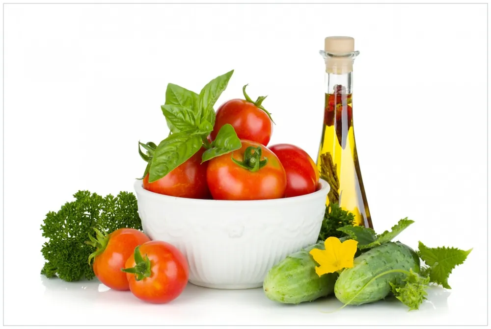 Glasbild Frische Salatzutaten mit Kräuter-Öl - Tomaten, Gurke, Petersilie 70 x 100 cm Versand Am Gleichen Tag