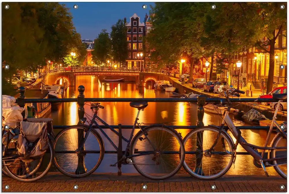 Wochenendangebot Gartenposter Amsterdam bei Nacht - Brücken und Fahrräder 340 x 173 cm