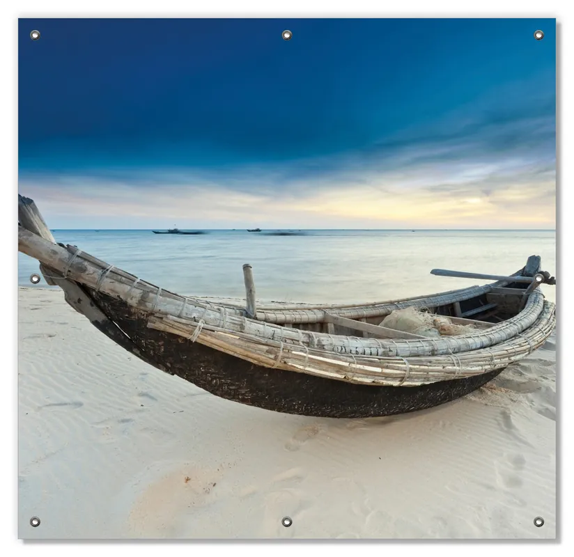 Zertifiziert Lichtschutzbild Fischerboot am Strand mit Sonnenuntergang