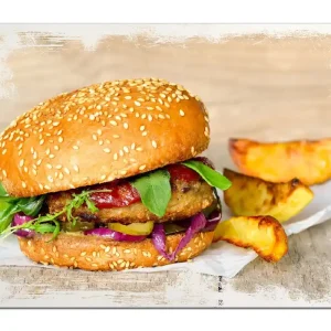 Markenprodukt Holzbild Burger mit frischem Salat und Pommes 60 x 90 cm