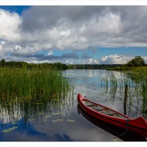 Jetzt Bestellen Selbstklebendes Poster Rotes Kanu am See 61 x 91,5 cm
