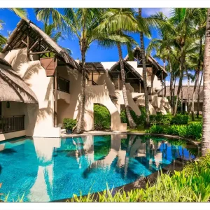 Selbstklebendes Poster Tropisches Resort mit Palmen 70 x 100 cm Schneller Versand