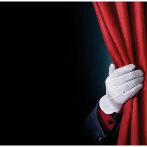 Selbstklebendes Poster Vorhang auf für die Show Hand hinterm roten Vorhang 61 x 91,5 cm Schnäppchen