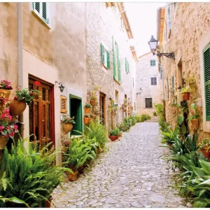 Letzte Chance Selbstklebendes Poster Südländische Gasse mit alten Häusern und grüner Oase 50 x 125 cm