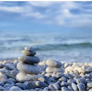 Aktuell Selbstklebendes Poster Steinstapel am Strand 70 x 100 cm