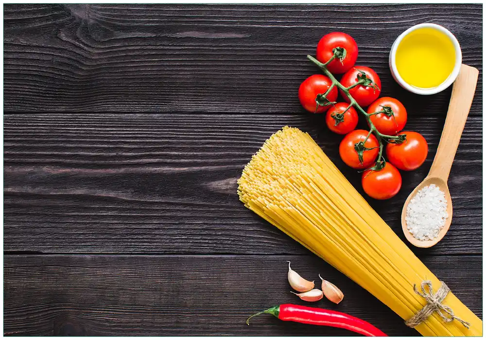 Expressversand Vliestapete Italienisches Menü mit Spaghetti, Tomaten, Salz und Chilischoten 300 x 210 cm