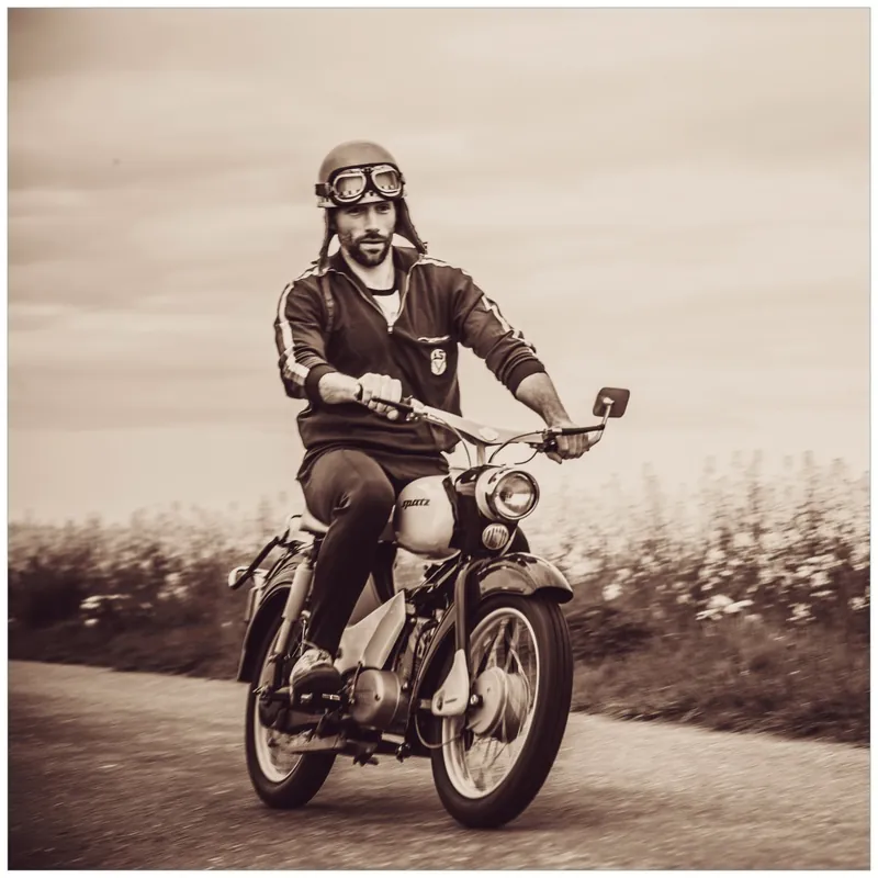 Zertifiziert Glasunterlage Simson Fahrer in der DDR in Sepiafarben 55 x 55 cm