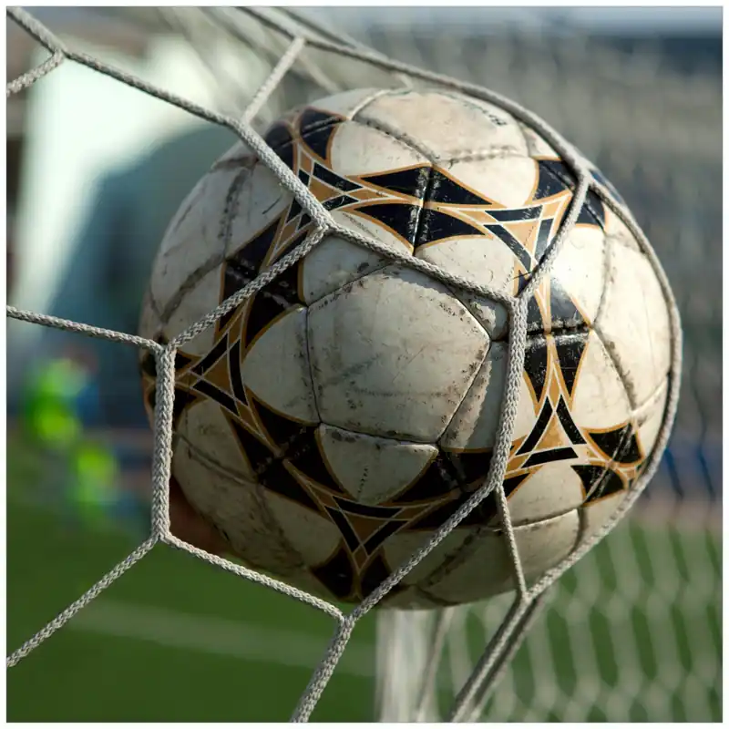 Zertifiziert Glasunterlage Fußball - Ball im Tor - Bolzplatz 55 x 55 cm